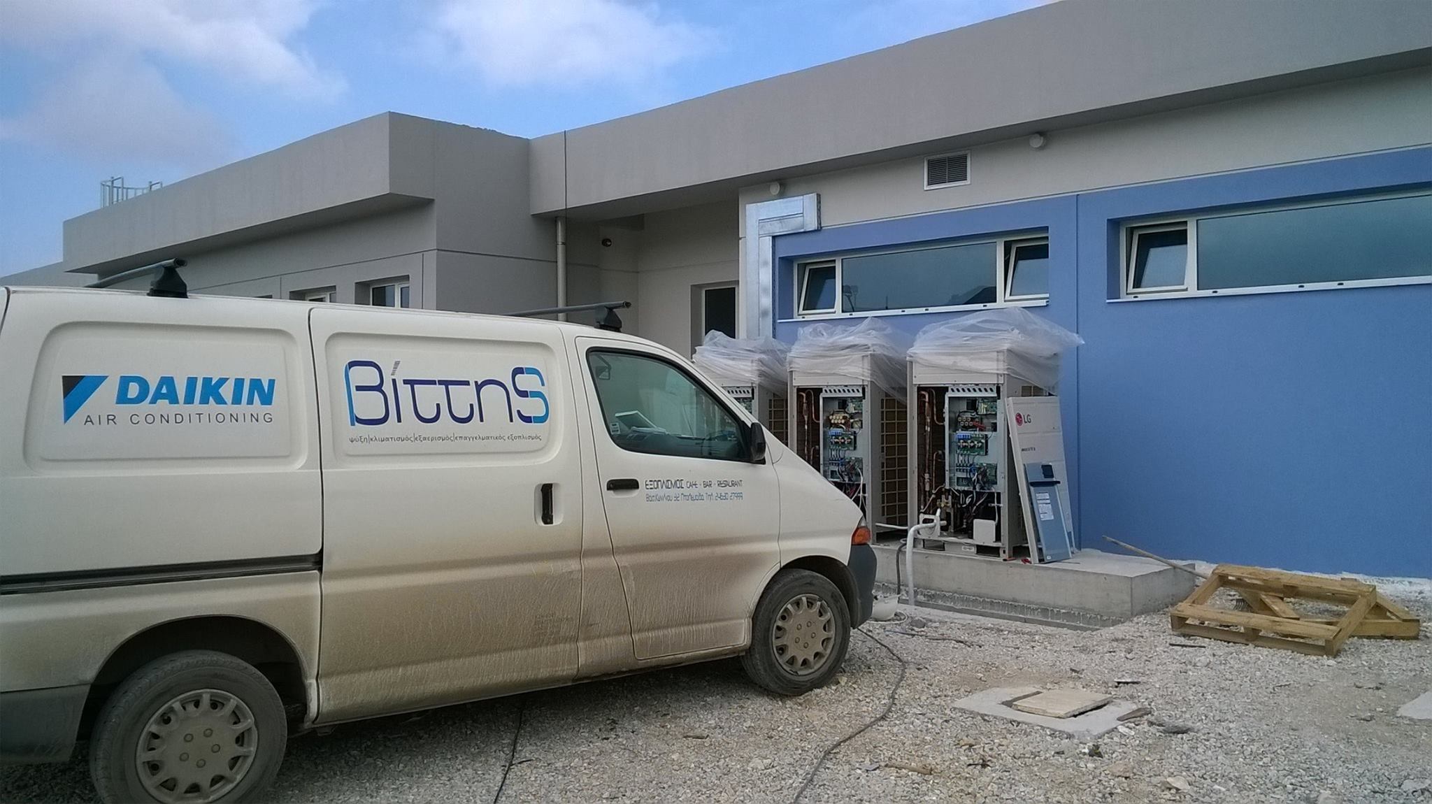 Το επαγγελματικό βαν της επιχείρησης Βίττης μπροστά από τις μονάδες VRV
