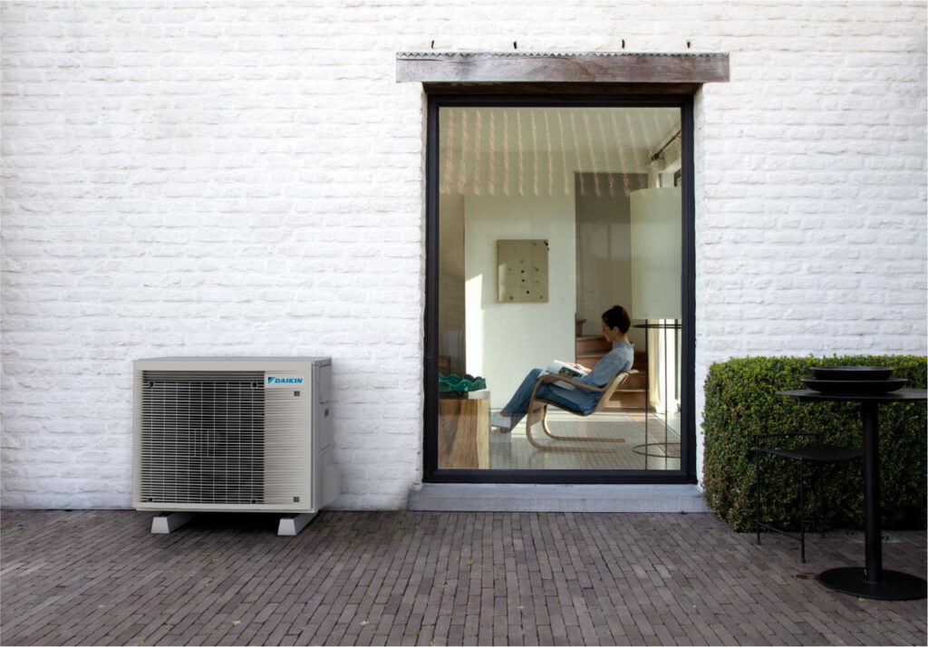 μονάδα daikin για θέρμανση, έξω από σπίτι