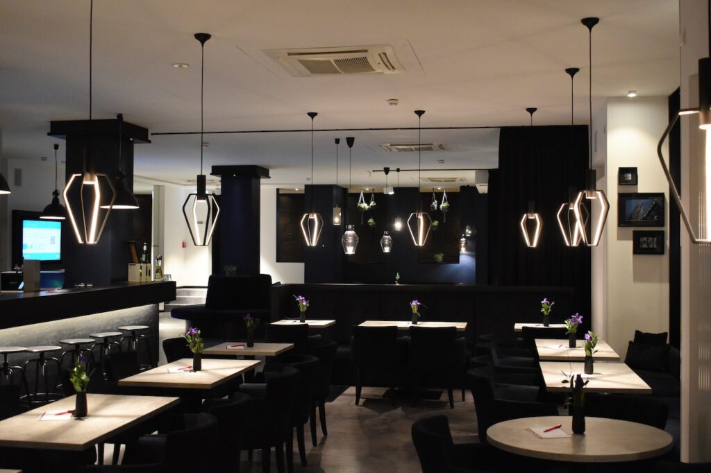 Restaurant with aeration system